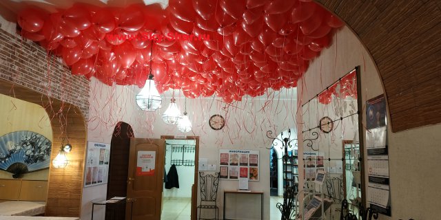 Воздушные шарики под потолок
